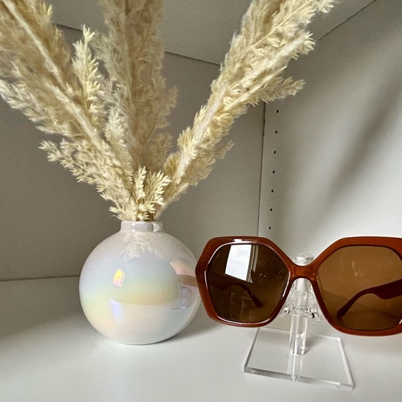 Francesca’s light brown oversized sunglasses - Picture 2 of 4